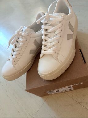 Veja campo leather